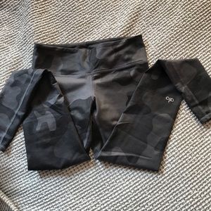 Airbrush legging in black camo. Full length